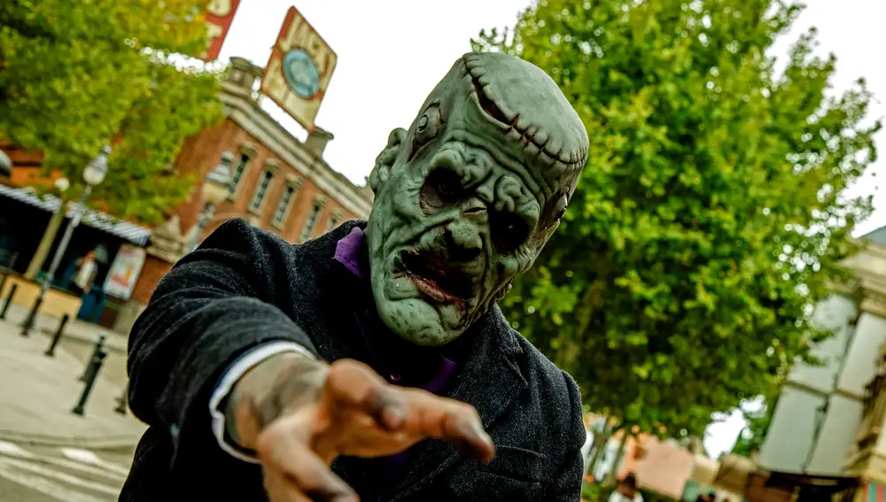Un personaje de Halloween de Parque Warner Madrid