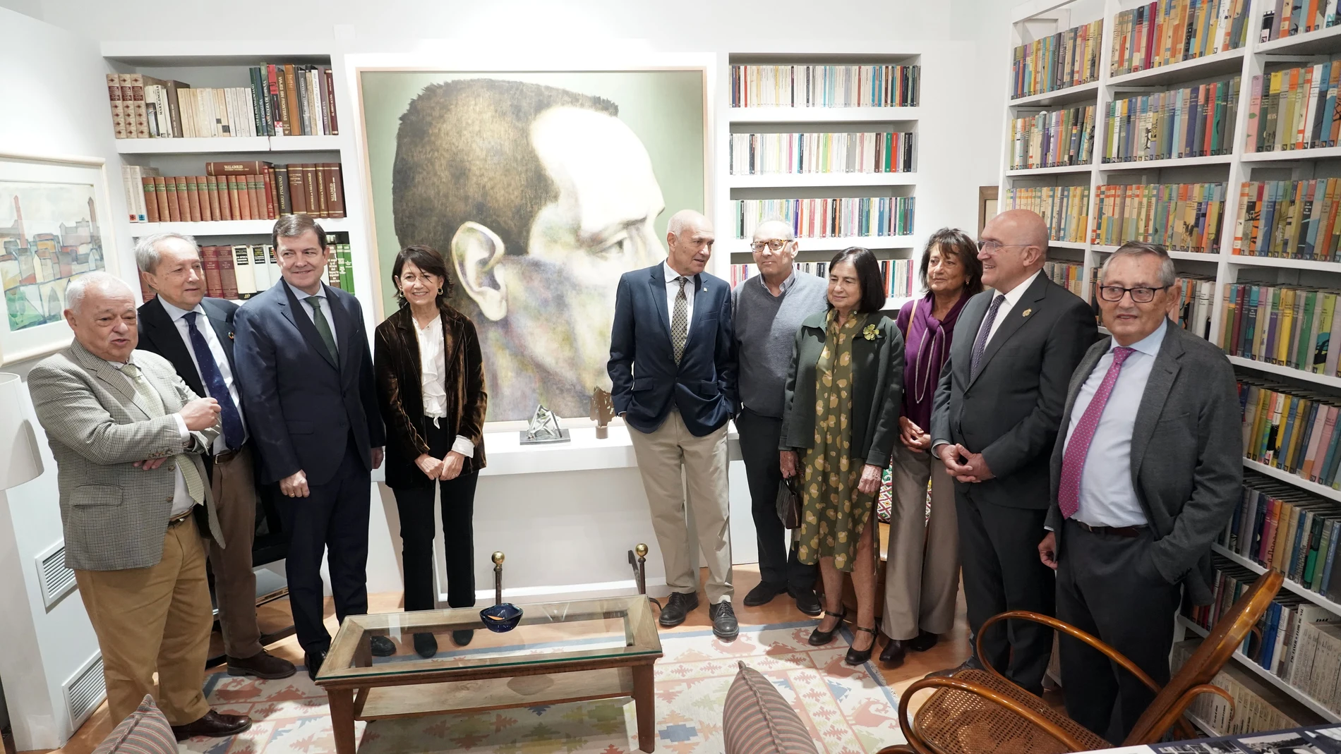 El presidente de la Junta, Alfonso Fernández Mañueco; el consejero Gonzalo Santonja; y el alcalde de Valladolid, Jesús Julio Carnero, junto a la familia Delibes, en la inauguración de la Casa del universal escritor