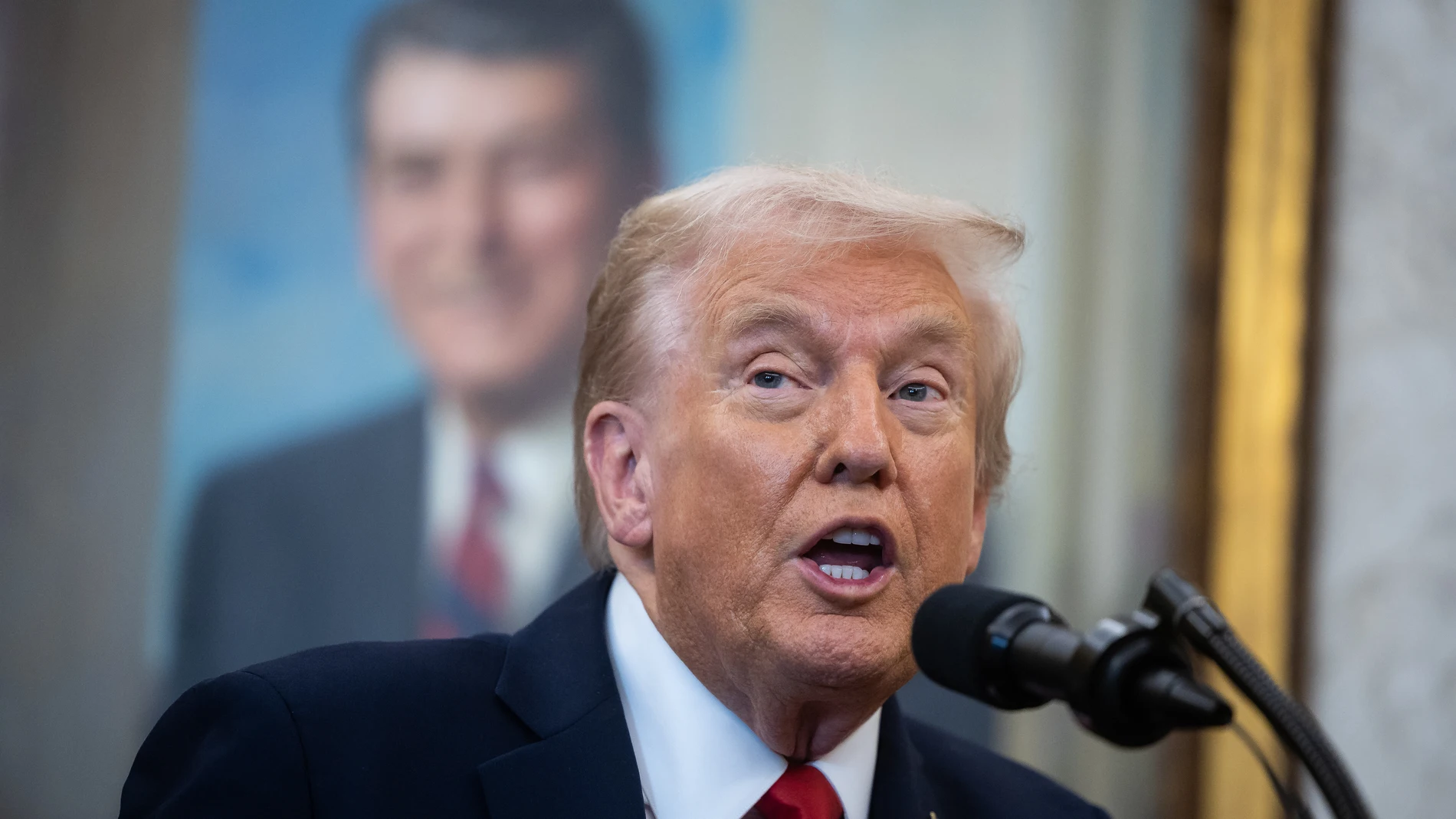 October 16, 2025, Washington, District Of Columbia, USA: United States President Donald J Trump announces an agreement with Germany's Merck KGaA to lower the price of its in vitro fertilization medicines in the United States in the Oval Office of the White House in Washington, DC, USA on Thursday, October 16, 2025. Europa Press/Contacto/Francis Chung - Pool via CNP 16/10/2025 ONLY FOR USE IN SPAIN