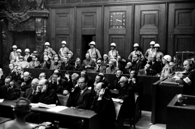 Los juicios de Núremberg contra los principales criminales de guerra nazi, que se iniciaron hace 75 años, representaron el comienzo de la confrontación de los alemanes con los horrores del nacionalsocialismo, en medio del trauma y los escombros dejados por el desastre de la guerra. En la imagen, los acusados. 