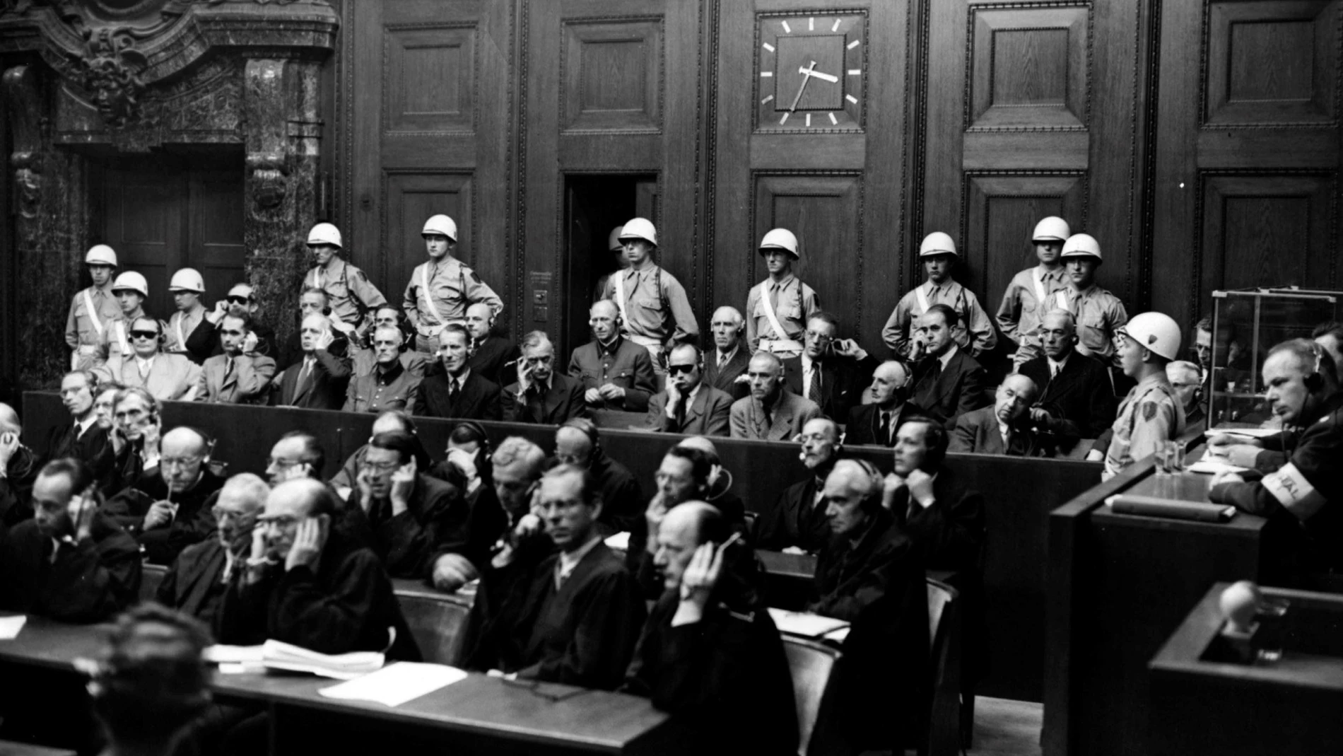 Los juicios de Núremberg contra los principales criminales de guerra nazi, que se iniciaron hace 75 años, representaron el comienzo de la confrontación de los alemanes con los horrores del nacionalsocialismo, en medio del trauma y los escombros dejados por el desastre de la guerra. En la imagen, los acusados.