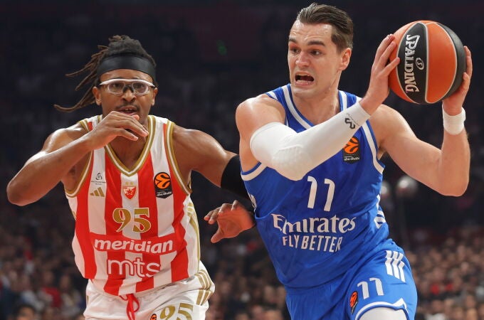 Hezonja intenta marcharse de la defensa de Moneke