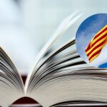 Imagen de un diccionario y la bandera de Cataluña