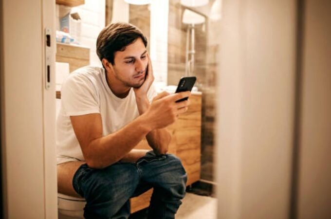 ¿Usas el móvil en el váter? Un estudio revela que aumenta un 46% el riesgo de hemorroides