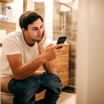 &iquest;Usas el m&oacute;vil en el v&aacute;ter? Un estudio revela que aumenta un 46% el riesgo de hemorroides