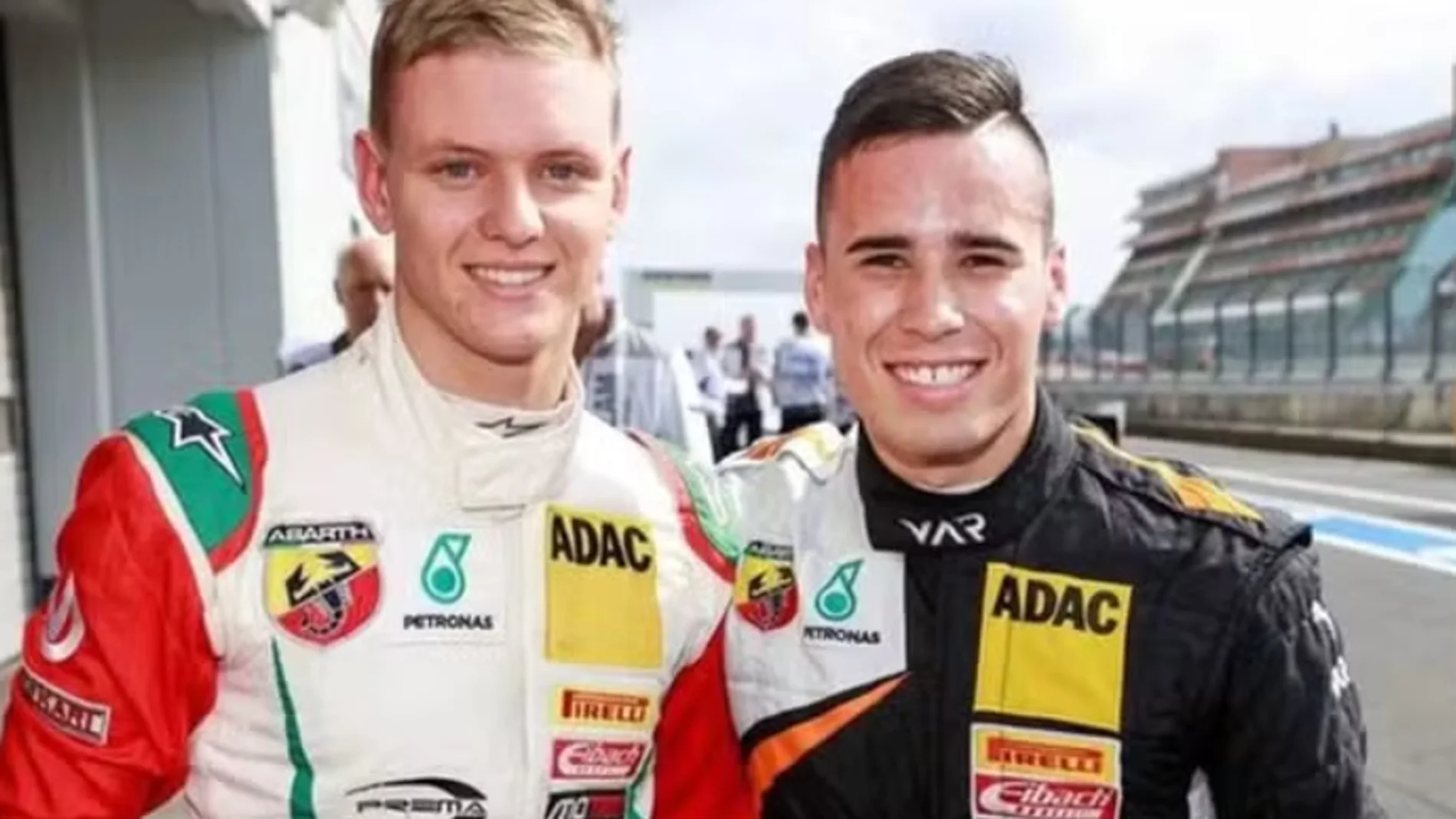 Joey Mawson junto a Mick Schumacher
