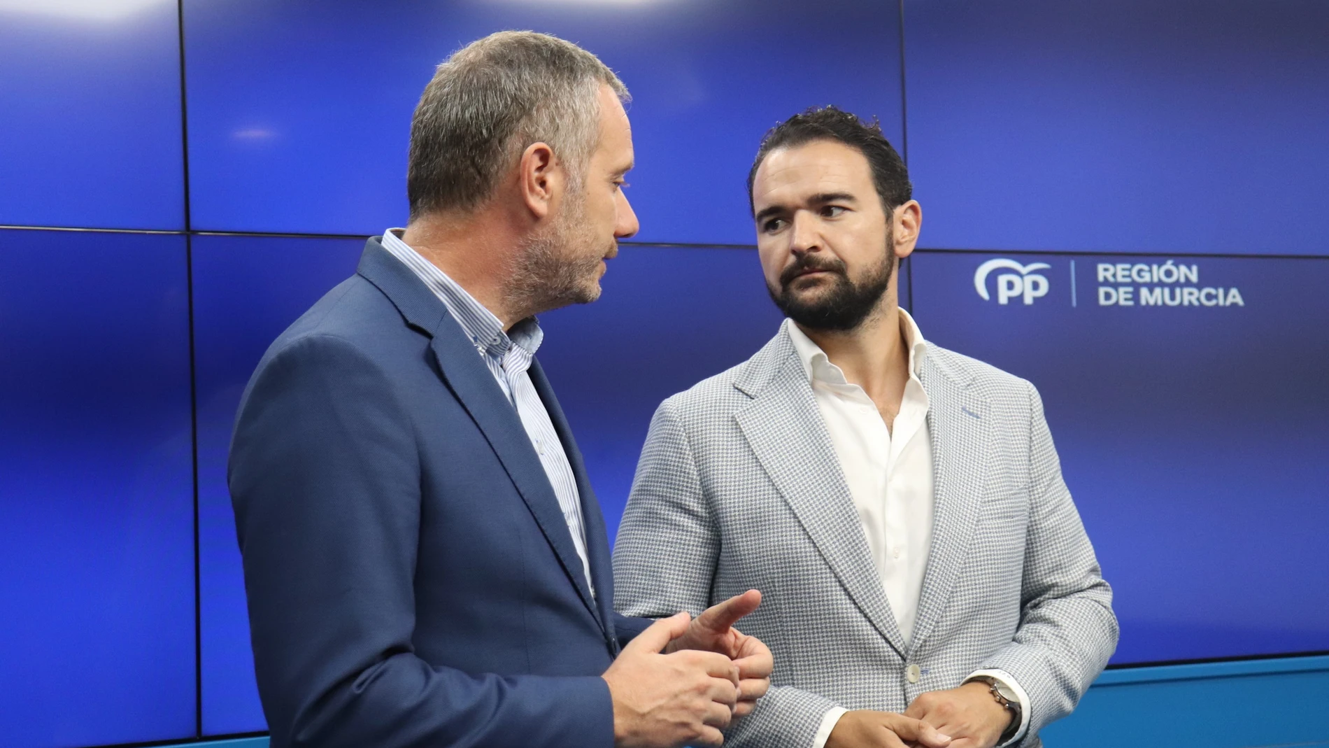 El vicesecretario de Organización, Comunicación y Electoral del PPRM, Joaquín Segado, y el alcalde de La Unión, Joaquín Zapata REMITIDA / HANDOUT por PPRM Fotografía remitida a medios de comunicación exclusivamente para ilustrar la noticia a la que hace referencia la imagen, y citando la procedencia de la imagen en la firma 17/10/2025