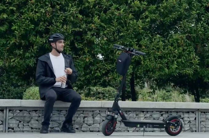 Combina un motor de 650 W con doble suspensión para hacer tus trayectos más llevaderos