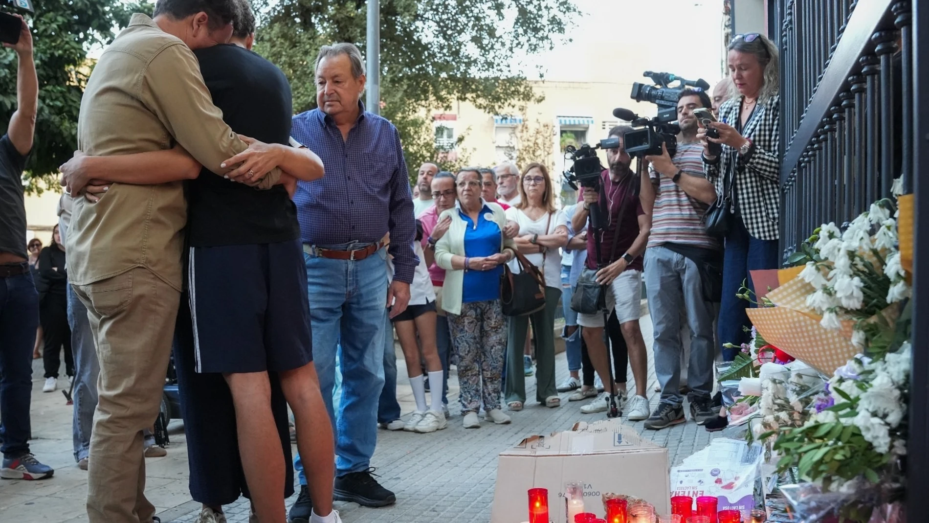 Concentración frente a la vivienda de la menor suicidada tras acoso escolar