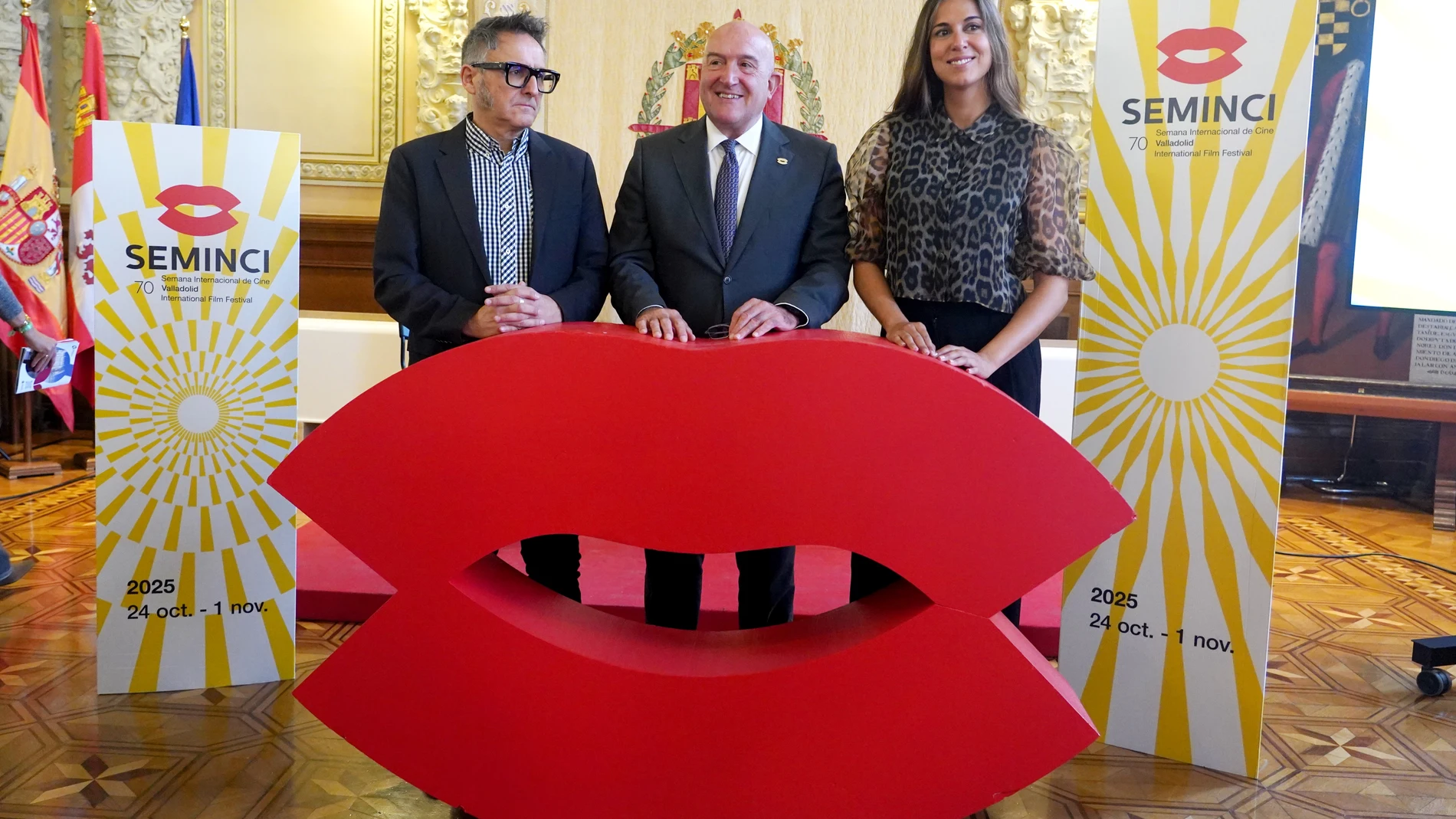 El director del festival José Luis Cienfuegos; el alcalde de Valladolid Jesús Julio Carnero y la concejala Blanca Jiménez en la presentación de la 70ª edición de la Semana Internacional de Cine de Valladolid.