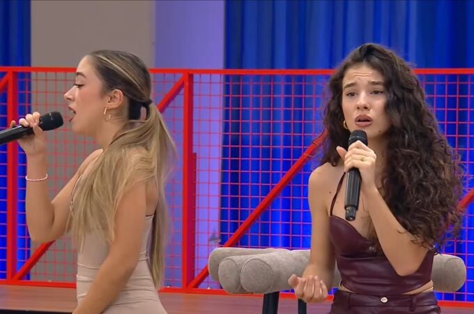 Cristina y Laura Muñoz cantan 'La mala costumbre' de Pastora Soler en el Pase de Micros de la Gala 5