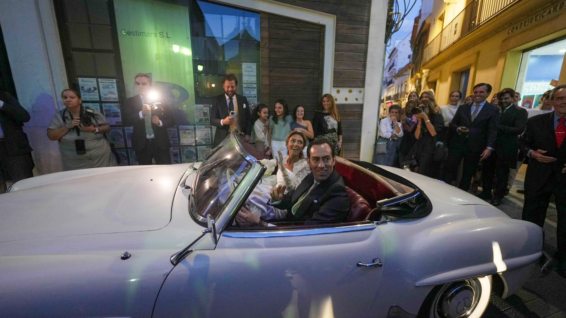 CÓRDOBA (ANDALUCÍA), 17/10/2025.- Boda de Hugo Hernández-Mancha, hijo del que fuera presidente de Alianza Popular y María Luisa Arróspide, hija de los marqueses del Boil, este viernes, en la iglesia de la Compañía de Córdoba (Andalucía). EFE/ Rafa Alcaide