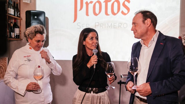 La chef Pepa Muño junto a Pilar Oltra, CEO de Vinology, y Carlos Villar, director general de Bodegas Protos