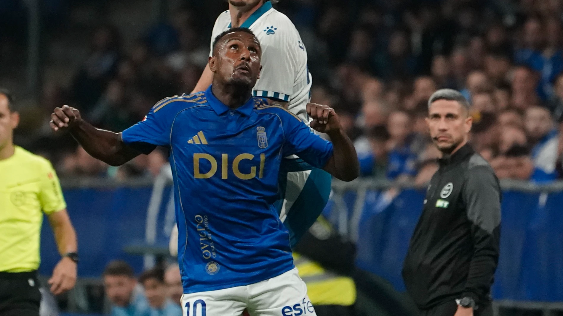 OVIEDO, 17/10/2025.- El francés del Real Oviedo Haissem Hassan (delante) salta por el balón con el defensa del Espanyol, Carlos Romero, durante el partido de la novena jornada de la LaLiga que Real Oviedo y RCD Espanyol disputan este viernes en el estadio Carlos Tartiere, en Oviedo. EFE/Paco Paredes