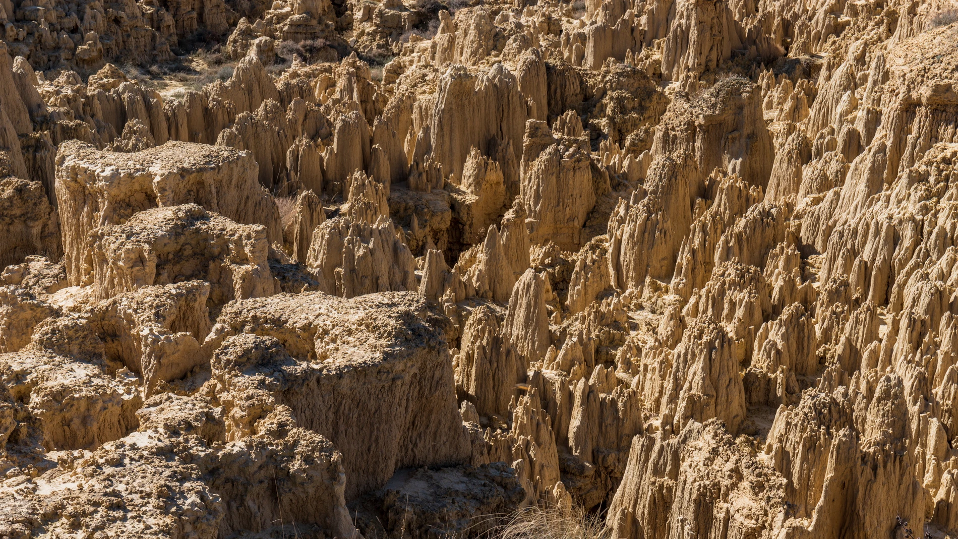 Las chimeneas de hadas son un fenómeno geológico que se forma por la erosión del agua y la fuerza del viento, algo que se puede apreciar en los Agurales de Valpalmas