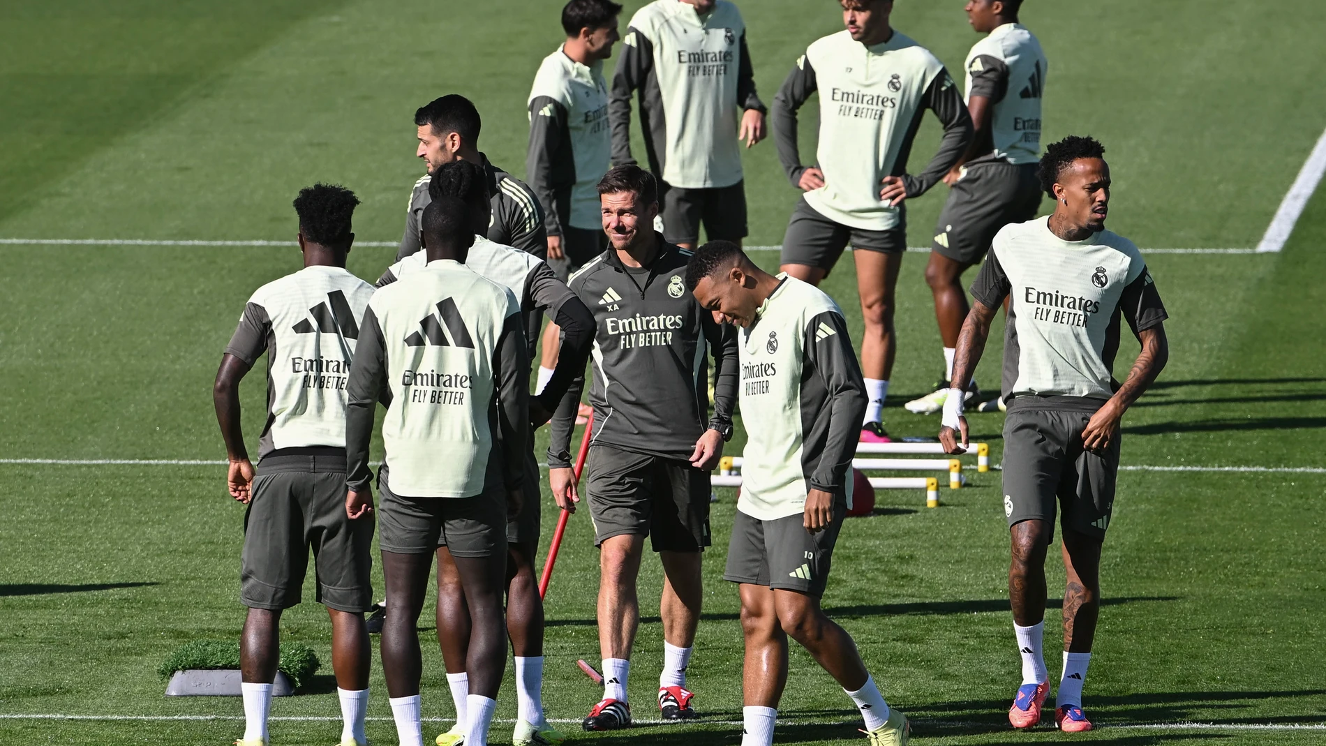 MADRID, 18/10/2025.- El entrenador del Real Madrid Xabi Alonso (C) asiste al entrenamiento del equipo en la ciudad deportiva Valdebebas en Madrid, este sábado, en preparación al partido liguero contra el Getafe este domingo. EFE/Fernando Villar