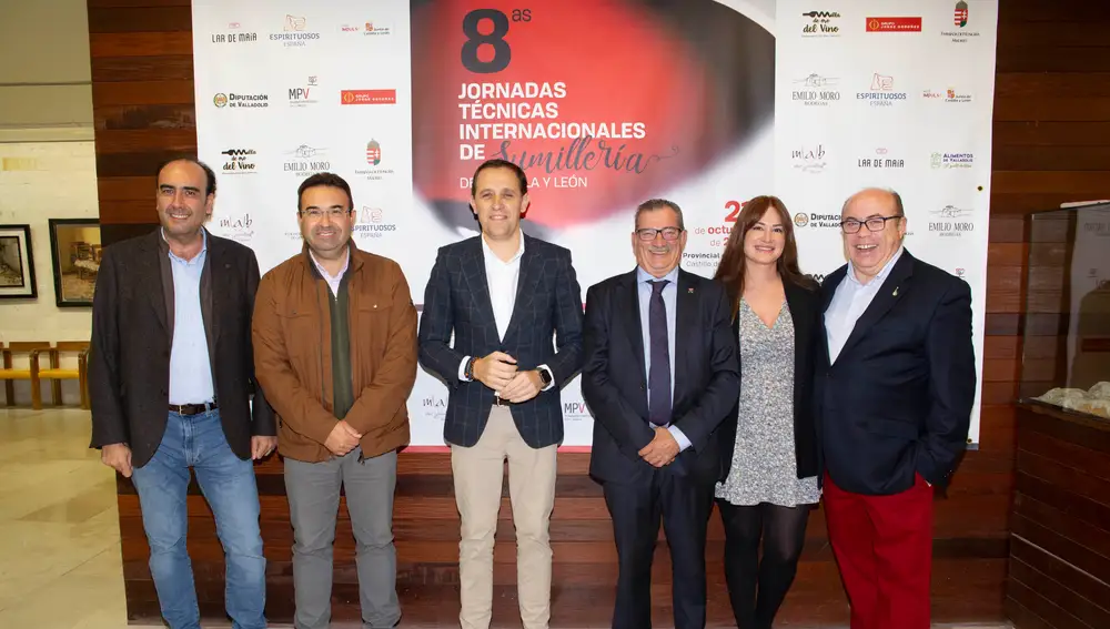 El presidente de la Diputación de Valladolid, Conrado Íscar, junto al alcalde de Peñafiel, Roberto Díez; el director del Museo Provincial del Vino, Víctor Fernández; la diputada Yolanda Burgoa; El presidente de los sumilleres, Pablo Martín; y el director de las jornadas técnicas internacionales de Sumillería, Miguel Ángel Benito