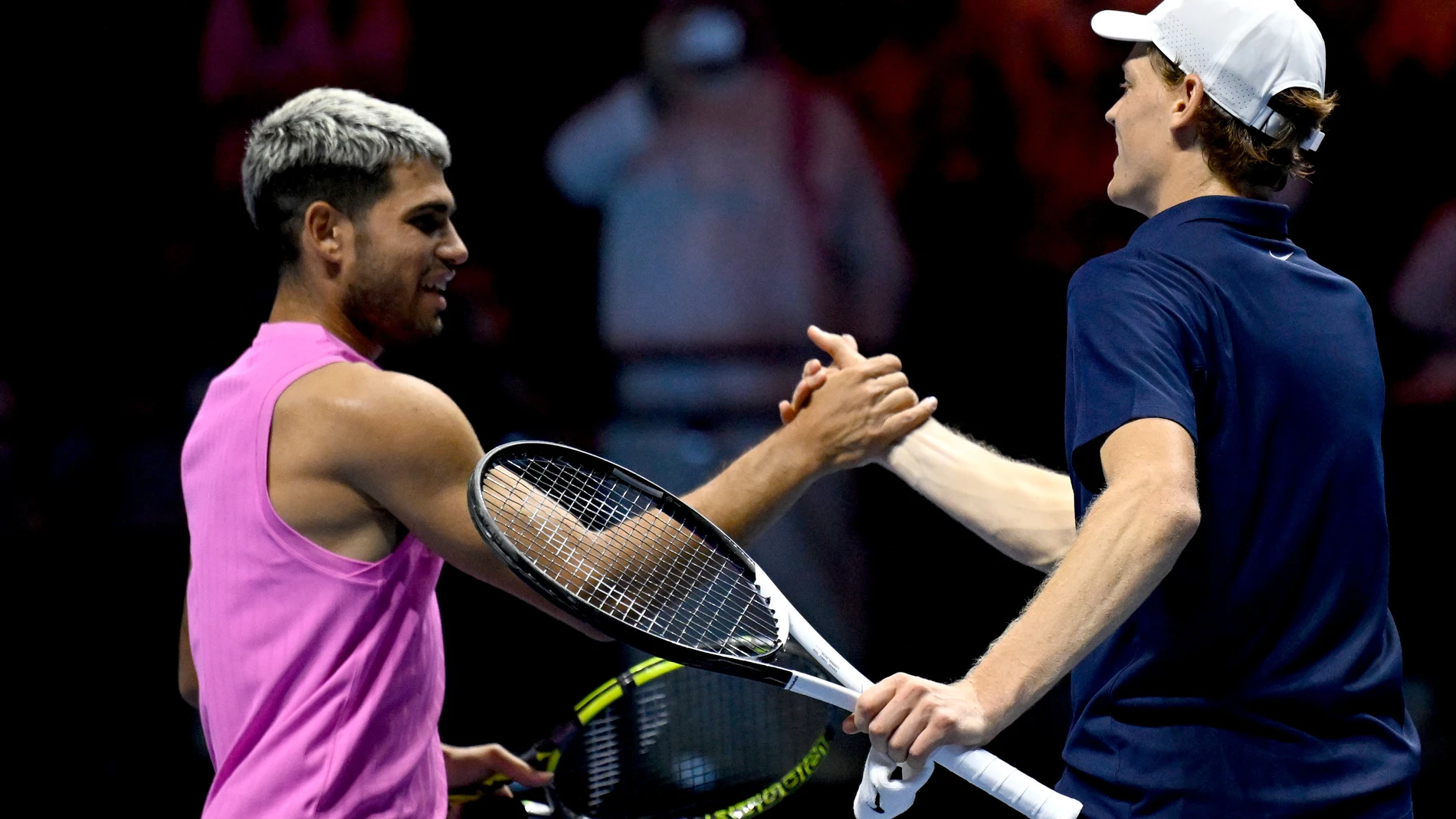 Riyadh (Saudi Arabia), 18/10/2025.- Carlos Alcaraz (L) of Spain and Jannik Sinner of Italy shake hands at the net after the final of the 2025 Six Kings Slam tennis tournament in Riyadh, Saudi Arabia, 18 October 2025. Sinner won in two sets. (Tenis, Italia, Arabia Saudita, España) EFE/EPA/STR