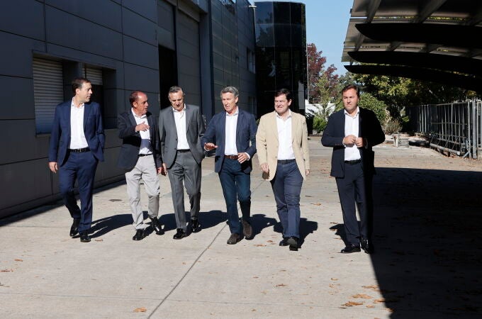 El presidente del PP, Alberto Núñez Feijóo (c), el presidente provincial del PP, Benito Serrano (2i), y el presidente del partido en Castilla y León, Alfonso Fernández Mañueco antes de participar en un acto con autónomos