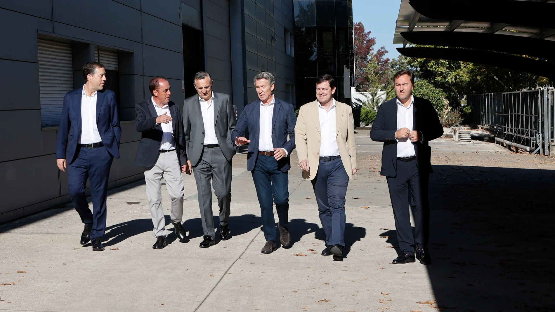 El presidente del PP, Alberto Núñez Feijóo (c), el presidente provincial del PP, Benito Serrano (2i), y el presidente del partido en Castilla y León, Alfonso Fernández Mañueco antes de participar en un acto con autónomos