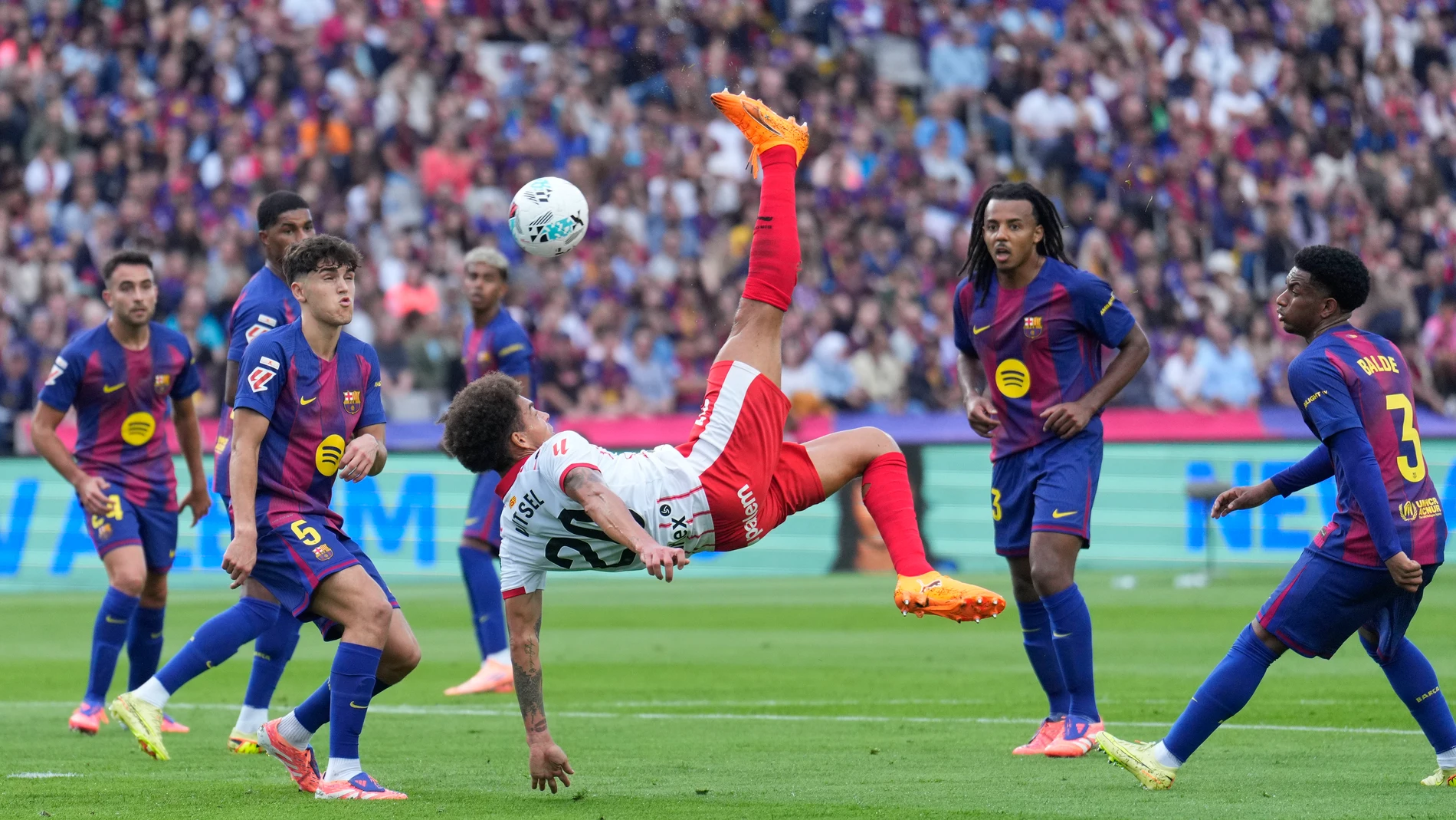 BARCELONA, 18/10/2025.- El centrocampista del Girona Axel Witsel chuta para anotar el primer gol de su equipo durante el partido de la jornada 9 de LaLiga EA Sports, entre el FC Barcelona y el Girona FC, en el estadio Olímpico de Montjuic, en Barcelona. EFE/ Alejandro García