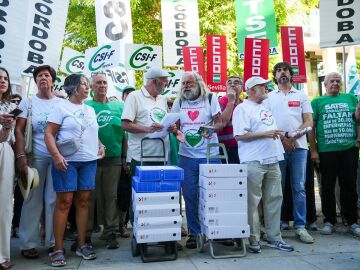 La Coordinadora Andaluza de Mareas Blancas con las firmas para hacer la entrega