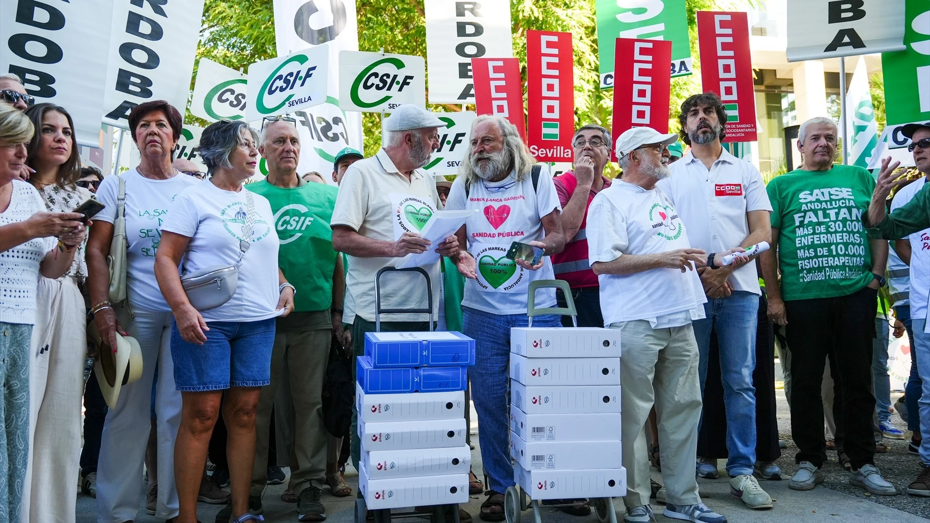 La Coordinadora Andaluza de Mareas Blancas con las firmas para hacer la entrega
