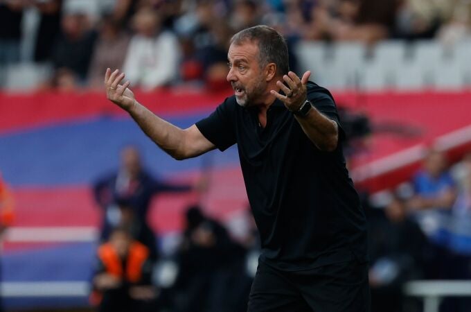 Flick protesta durante el partido entre el Barcelona y el Girona