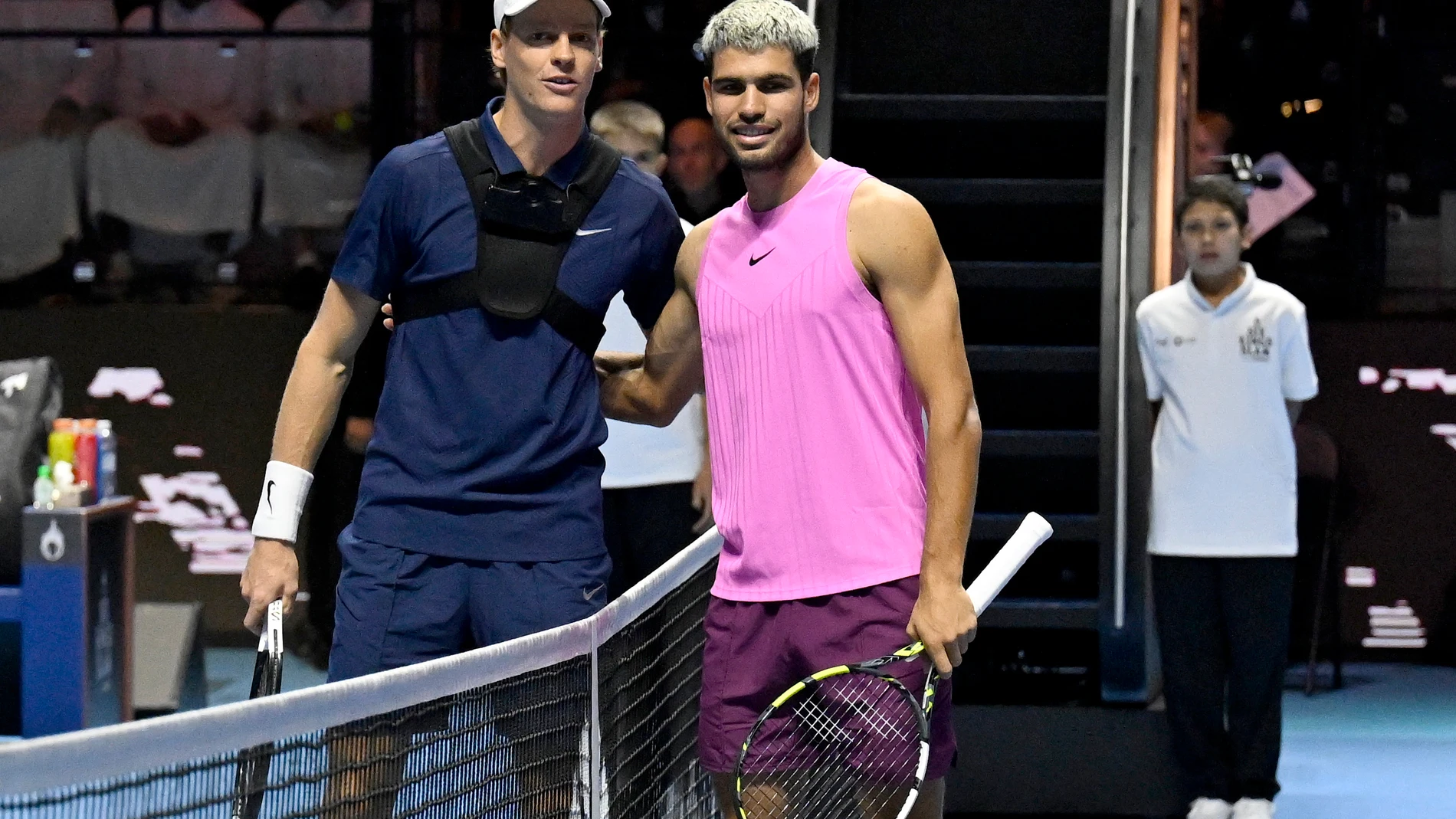 Riyadh (Saudi Arabia), 18/10/2025.- Carlos Alcaraz (R) of Spain and Jannik Sinner of Italy pose at the net before the final of the 2025 Six Kings Slam tennis tournament in Riyadh, Saudi Arabia, 18 October 2025. (Tenis, Italia, Arabia Saudita, España) EFE/EPA/STR
