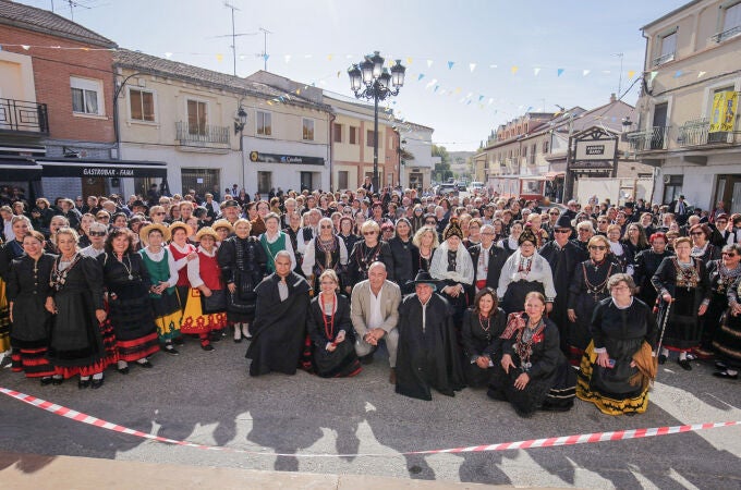 Concentración en Sacramenia de personas con el traje típico segoviano
