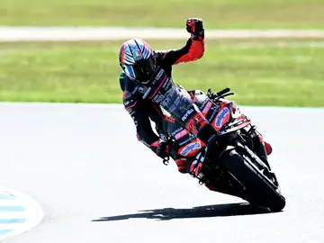 Australian Motorcycle Grand Prix - Qualifyings and Sprint PHILLIP ISLAND (Australia), 18/10/2025.- Marco Bezzecchi of Italy for Aprilia Racing celebrates winning the MotoGP Sprint Race of the the 2025 Australian Motorcycle Grand Prix at Phillip Island Grand Prix Circuit in Phillip Island, Australia, 18 October 2025. (Motociclismo, Italia) EFE/EPA/JOEL CARRETT NO ARCHIVING, EDITORIAL USE ONLY AUSTRALIA AND NEW ZEALAND OUT