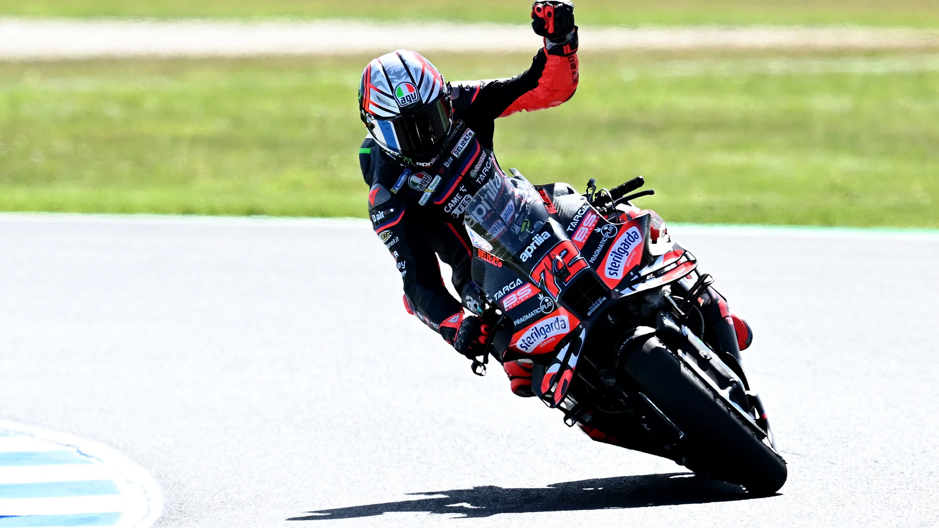 PHILLIP ISLAND (Australia), 18/10/2025.- Marco Bezzecchi of Italy for Aprilia Racing celebrates winning the MotoGP Sprint Race of the the 2025 Australian Motorcycle Grand Prix at Phillip Island Grand Prix Circuit in Phillip Island, Australia, 18 October 2025. (Motociclismo, Italia) EFE/EPA/JOEL CARRETT NO ARCHIVING, EDITORIAL USE ONLY AUSTRALIA AND NEW ZEALAND OUT