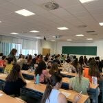 Imagen de archivo de personas realizando un examen.