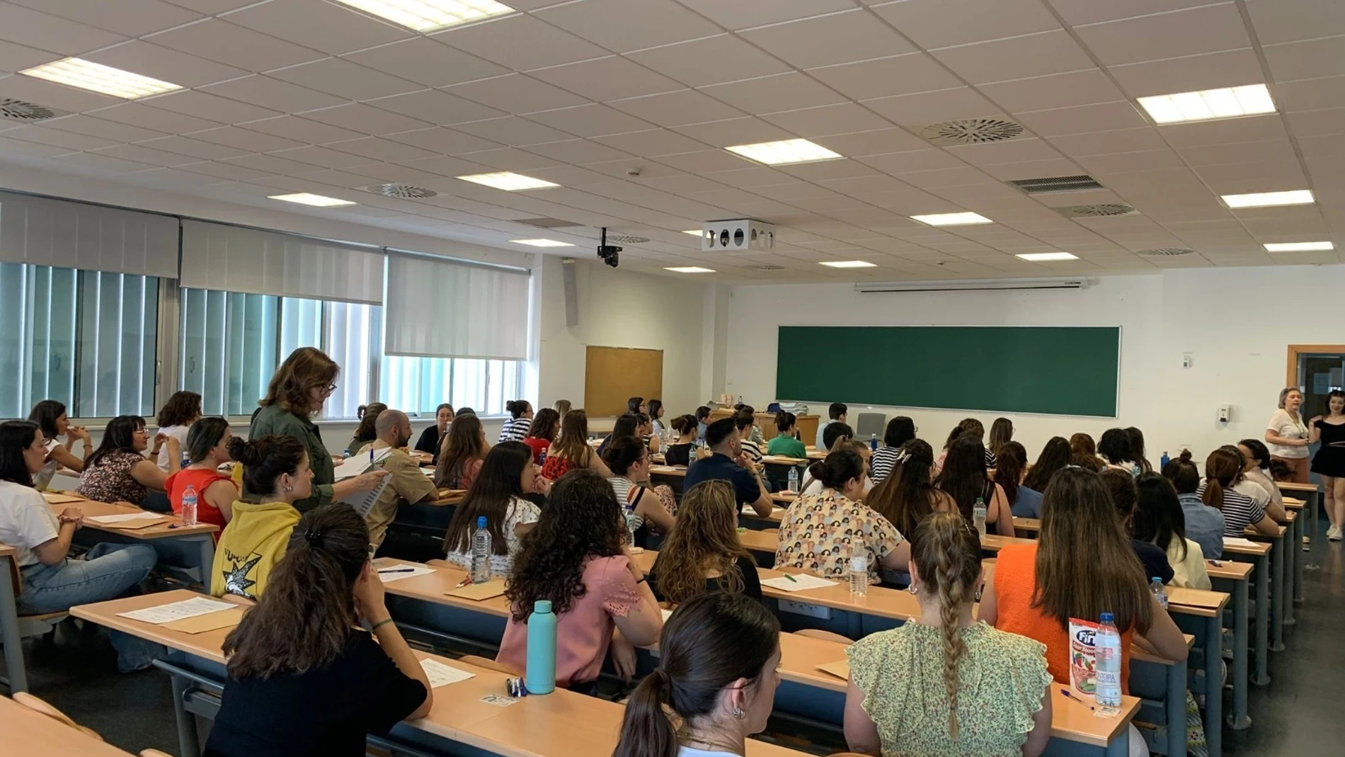Imagen de archivo de personas realizando un examen.