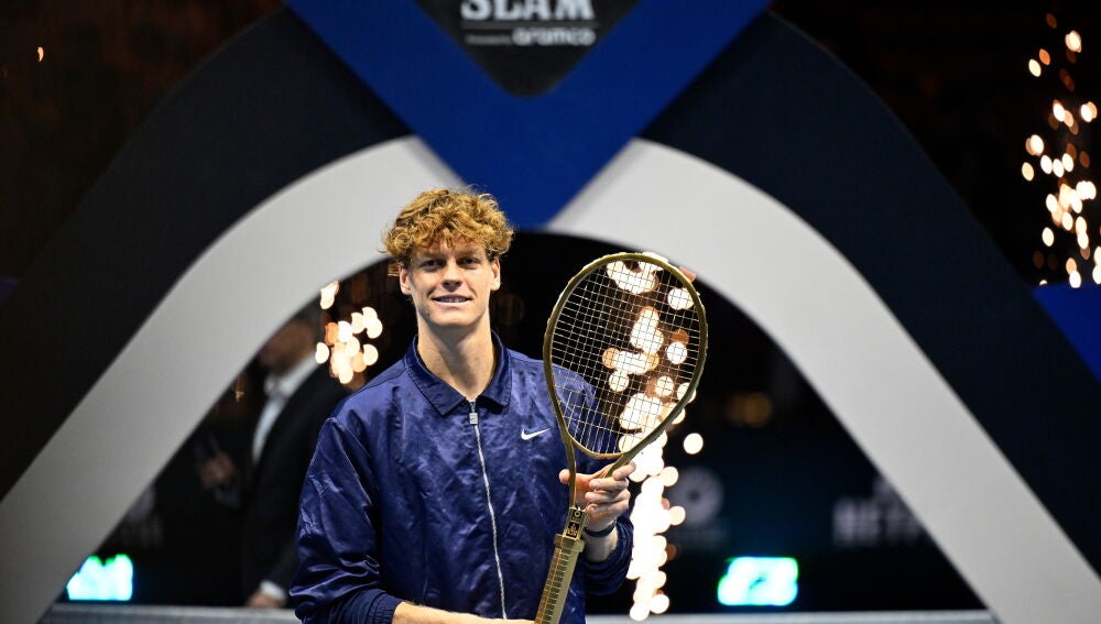 Jannik Sinner, con el trofeo de campe&oacute;n de la pasada edici&oacute;n