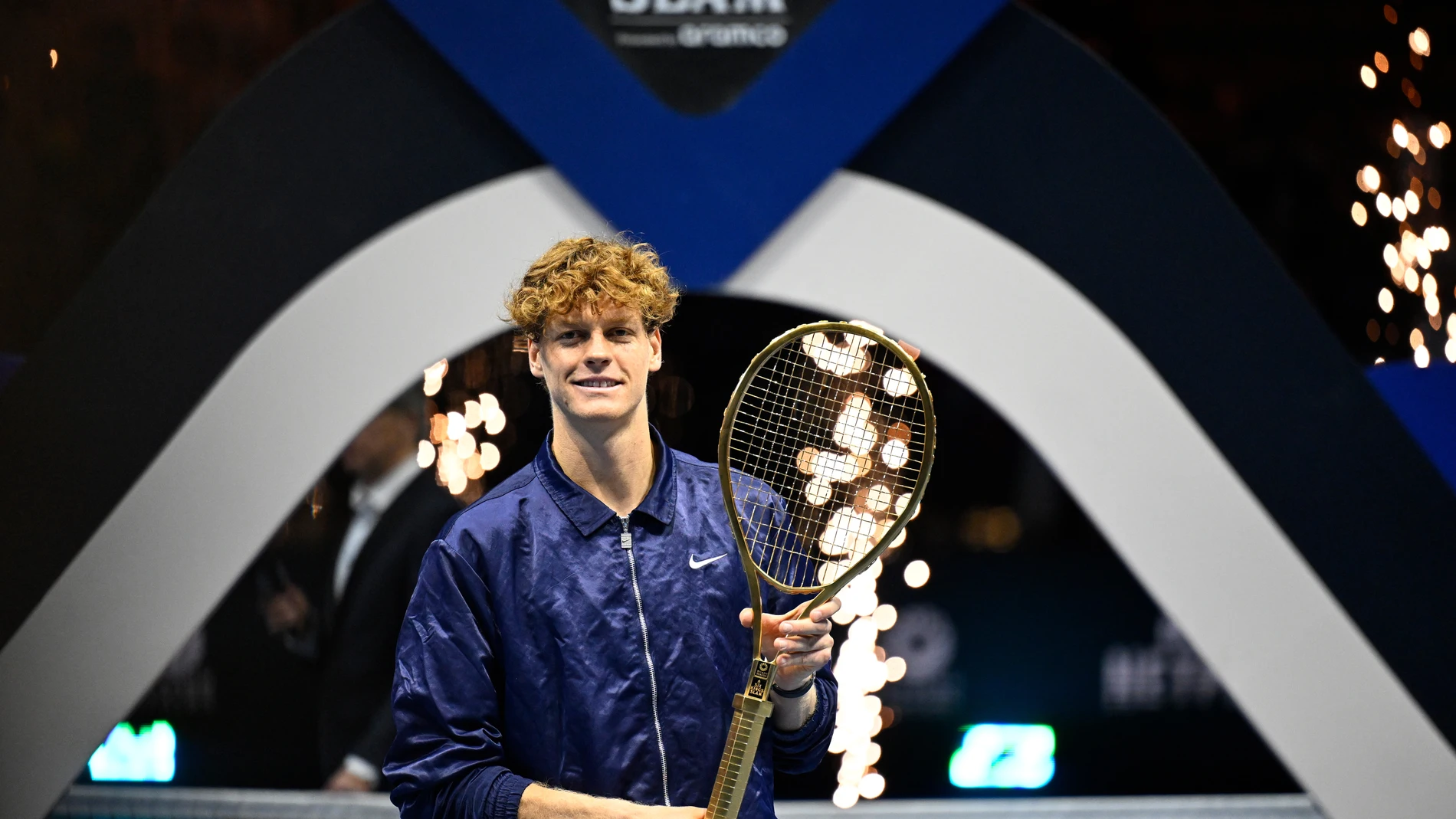 Riyadh (Saudi Arabia), 18/10/2025.- Jannik Sinner of Italy celebrates with the trophy after beating Carlos Alcaraz of Spain in the final of the 2025 Six Kings Slam tennis tournament in Riyadh, Saudi Arabia, 18 October 2025. Sinner won in two sets. (Tenis, Italia, Arabia Saudita, España) EFE/EPA/STR