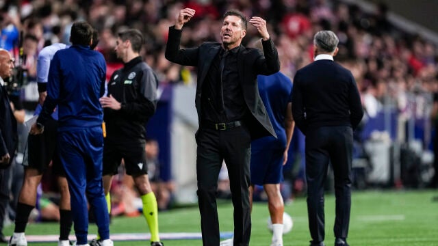 Simeone hace gestos al público durante el partido ante Osasuna