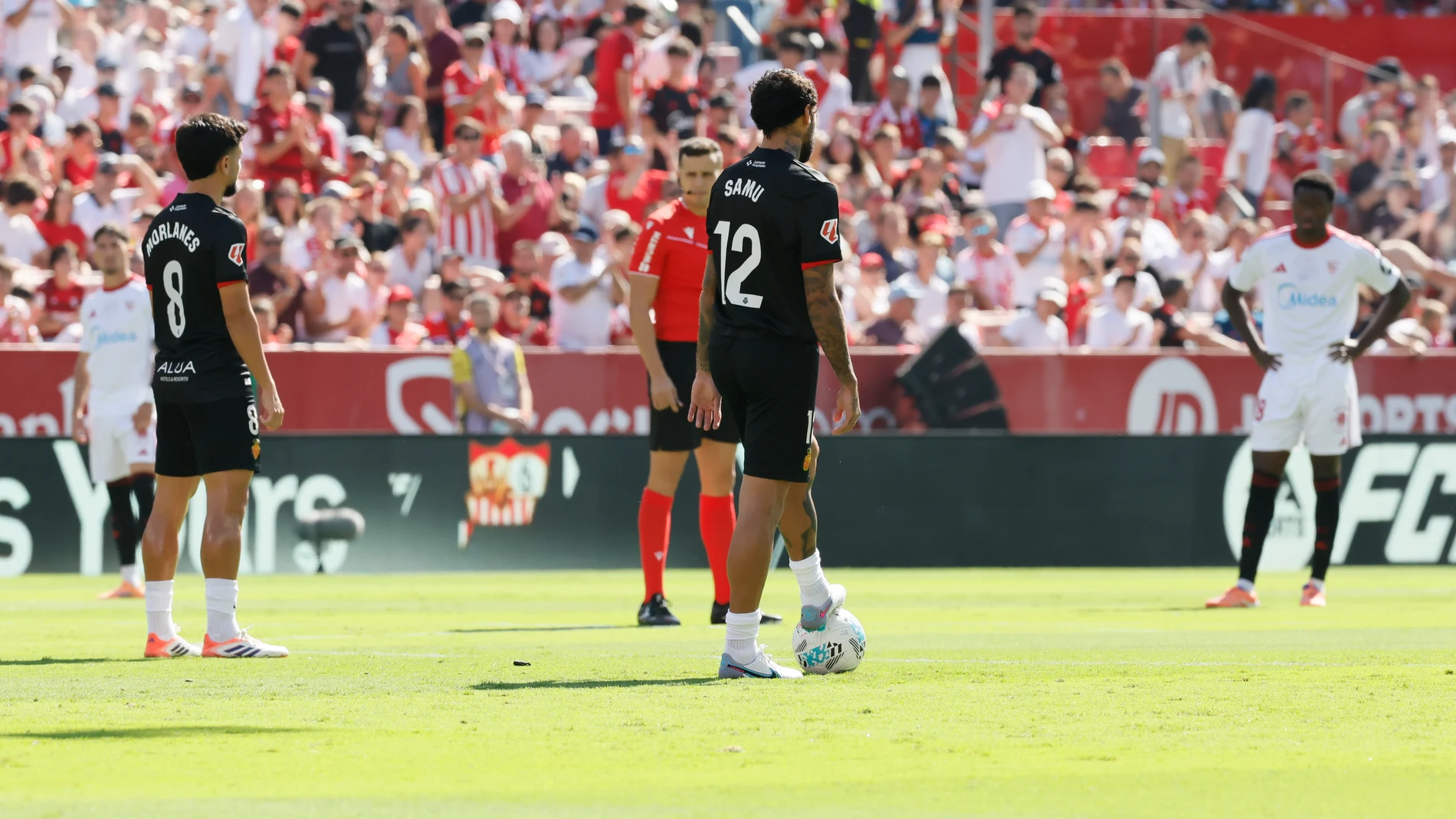 FOTODELDÍA - SEVILLA, 18/10/2025.- Segundos de protesta de los jugadores del Sevilla FC y el Mallorca en el estadio Ramón Sánchez Pijuán al comienzo del partido de liga entre Sevilla FC y Mallorca que se celebra, este sábado, en Sevilla. La Asociación de Futbolistas Españoles (AFE) anunció este viernes que, antes de cada partido de la novena jornada de Primera División, los jugadores protestarán de forma simbólica "por la falta de transparencia, diálogo y coherencia de LaLiga" sobre la posibi...