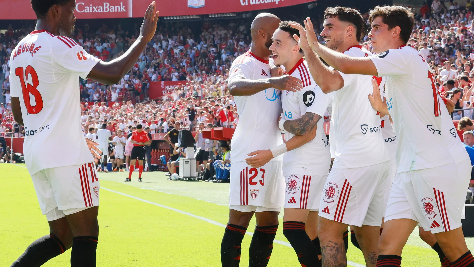 SEVILLA, 18/10/2025.- El centrocampista del Sevilla FC Rubén Vargas (3d) celebra el primer gol ante el Mallorca en el estadio Ramón Sánchez Pijuán durante el partido de liga entre Sevilla FC y Mallorca que se celebra, este sábado, en Sevilla. EFE/ José Manuel Vidal