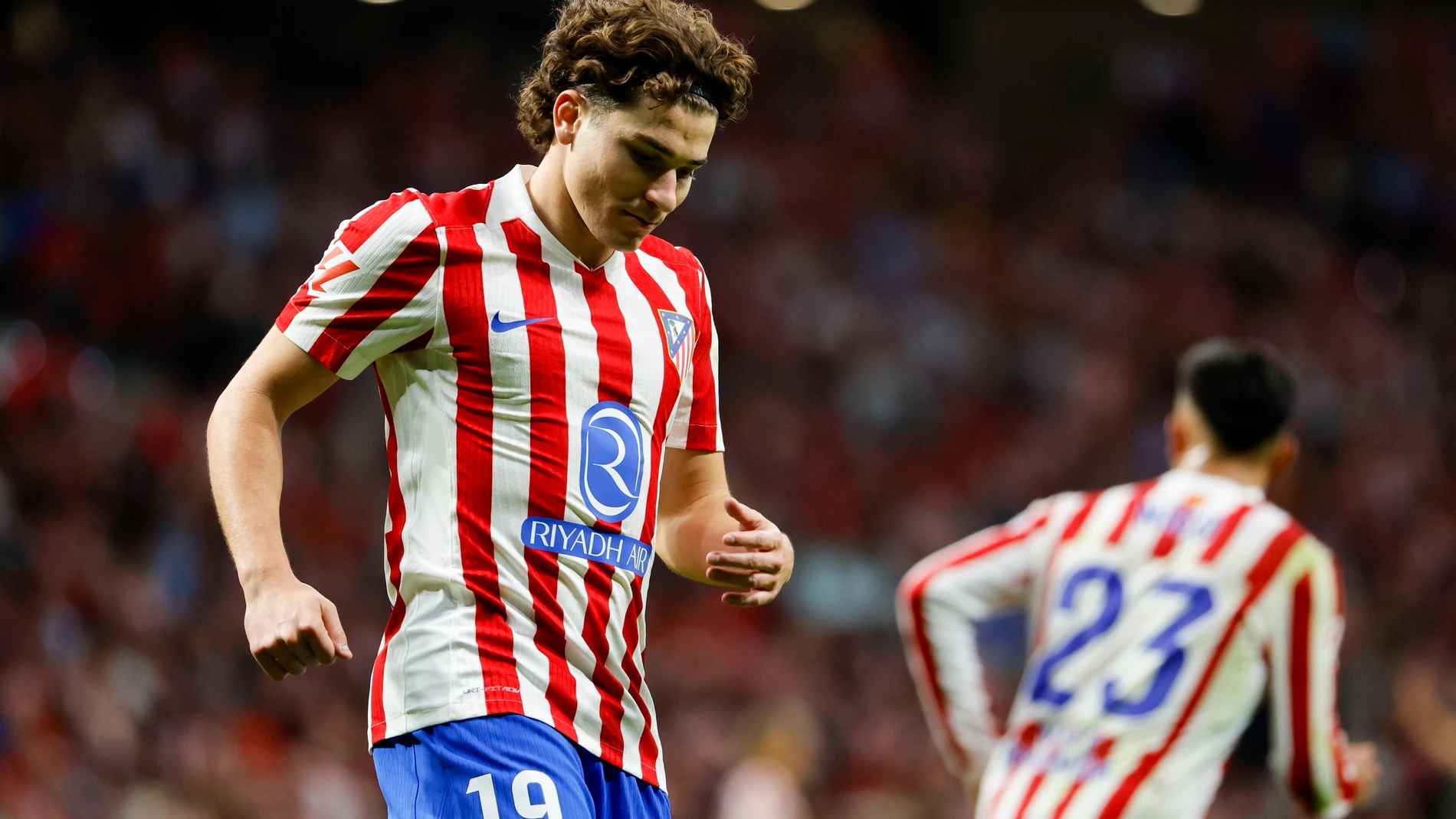 MADRID, 18/10/2025.- El delantero del Atlético de Madrid, Julián Álvarez, durante el encuentro correspondiente a la jornada 9 de Laliga EA Sports que disputan hoy sábado Atlético de Madrid y Osasuna en el estadio Metropolitano, en Madrid. EFE / Mariscal.