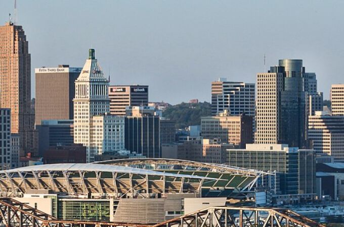 “Vi a gente caer desde el tercer piso”: el desplome de un balcón sacudió a Cincinnati la noche del viernes