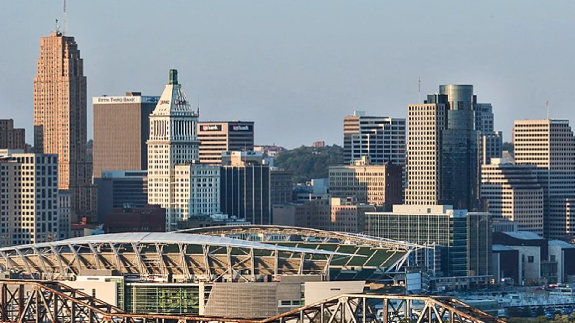 “Vi a gente caer desde el tercer piso”: el desplome de un balcón sacudió a Cincinnati la noche del viernes