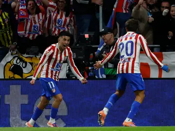 ATLÉTICO DE MADRID / OSASUNA MADRID, 18/10/2025.- El delantero del Atlético de Madrid Thiago Almada (i) celebra tras anotar durante el encuentro correspondiente a la jornada 9 de Laliga EA Sports que disputan hoy sábado Atlético de Madrid y Osasuna en el estadio Metropolitano, en Madrid. EFE/ Mariscal