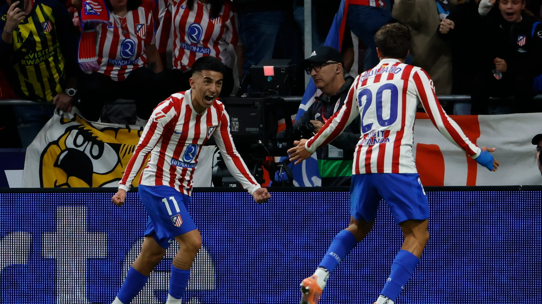 MADRID, 18/10/2025.- El delantero del Atlético de Madrid Thiago Almada (i) celebra tras anotar durante el encuentro correspondiente a la jornada 9 de Laliga EA Sports que disputan hoy sábado Atlético de Madrid y Osasuna en el estadio Metropolitano, en Madrid. EFE/ Mariscal