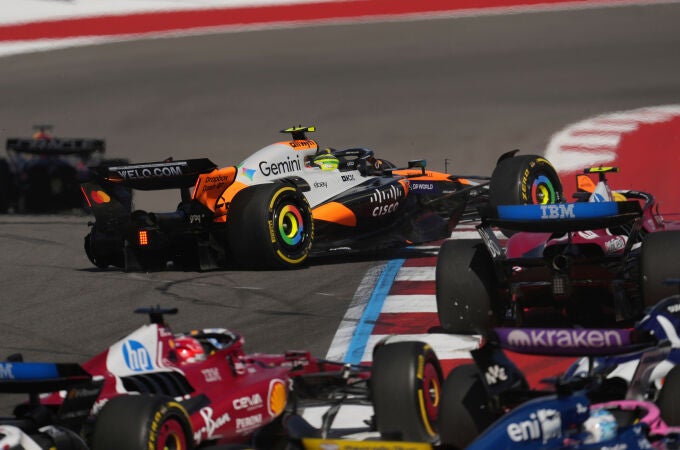 Los McLaren y Alonso quedaron fuera de carrera en el accidente del comienzo