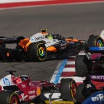 Los McLaren y Alonso quedaron fuera de carrera en el accidente del comienzo