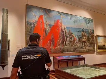 Dos activistas del movimiento de desobediencia civil no violenta Futuro Vegetal han lanzado este domingo pintura roja biodegradable sobre un cuadro en el Museo Naval de Madrid, en un acto de protesta por la celebración de la Fiesta Nacional y para denunciar el actual neocolonialismo extractivista que explota sus recursos naturales. Dos activistas del movimiento de desobediencia civil no violenta Futuro Vegetal han lanzado este domingo pintura roja biodegradable sobre un cuadro en el Museo Naval de Madrid, en un acto de protesta por la celebración de la Fiesta Nacional y para denunciar el actual neocolonialismo extractivista que explota sus recursos naturales.