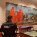 Dos activistas del movimiento de desobediencia civil no violenta Futuro Vegetal han lanzado este domingo pintura roja biodegradable sobre un cuadro en el Museo Naval de Madrid, en un acto de protesta por la celebración de la Fiesta Nacional y para denunciar el actual neocolonialismo extractivista que explota sus recursos naturales.