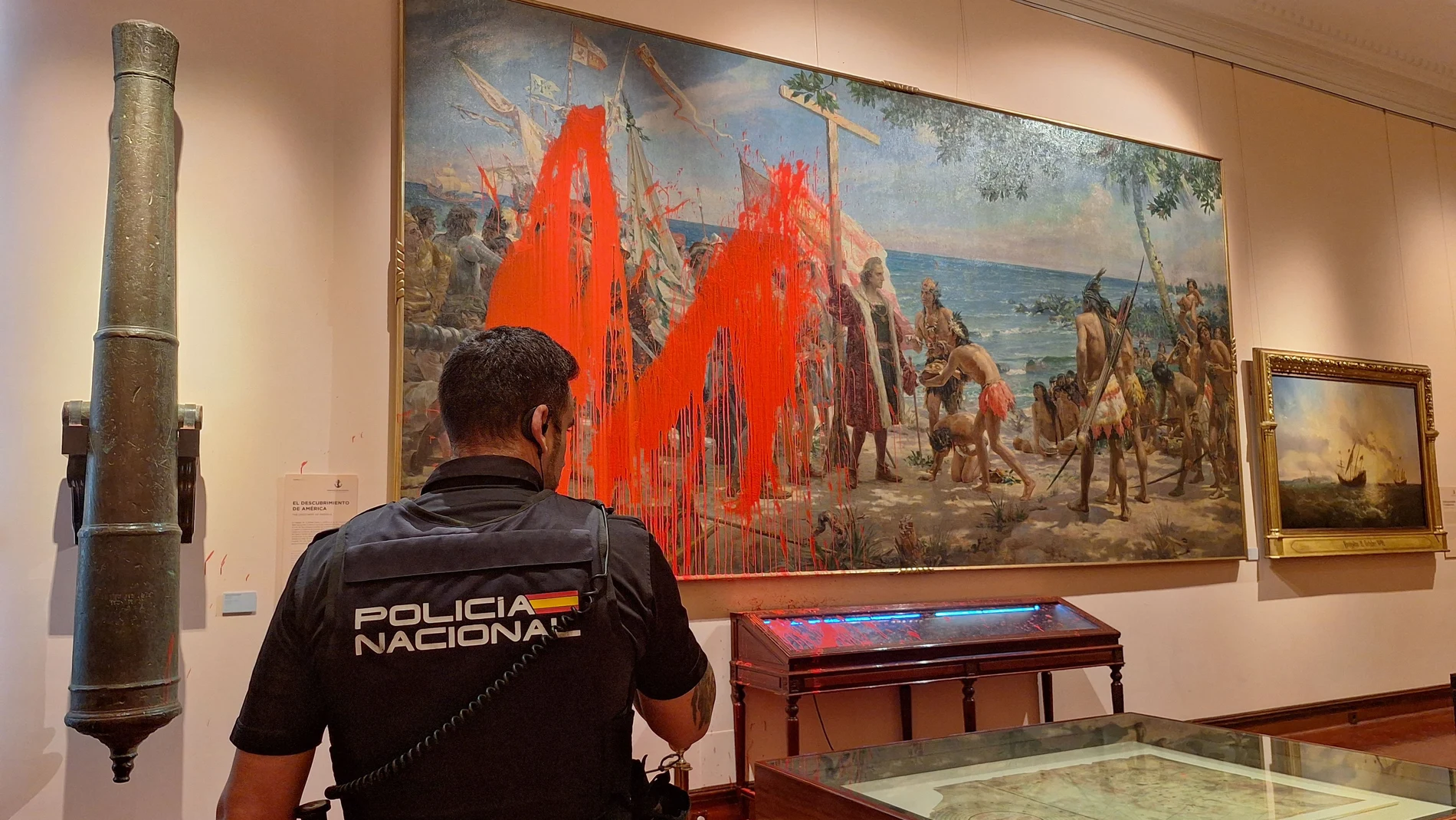 Dos activistas del movimiento de desobediencia civil no violenta Futuro Vegetal han lanzado este domingo pintura roja biodegradable sobre un cuadro en el Museo Naval de Madrid, en un acto de protesta por la celebración de la Fiesta Nacional y para denunciar el actual neocolonialismo extractivista que explota sus recursos naturales.