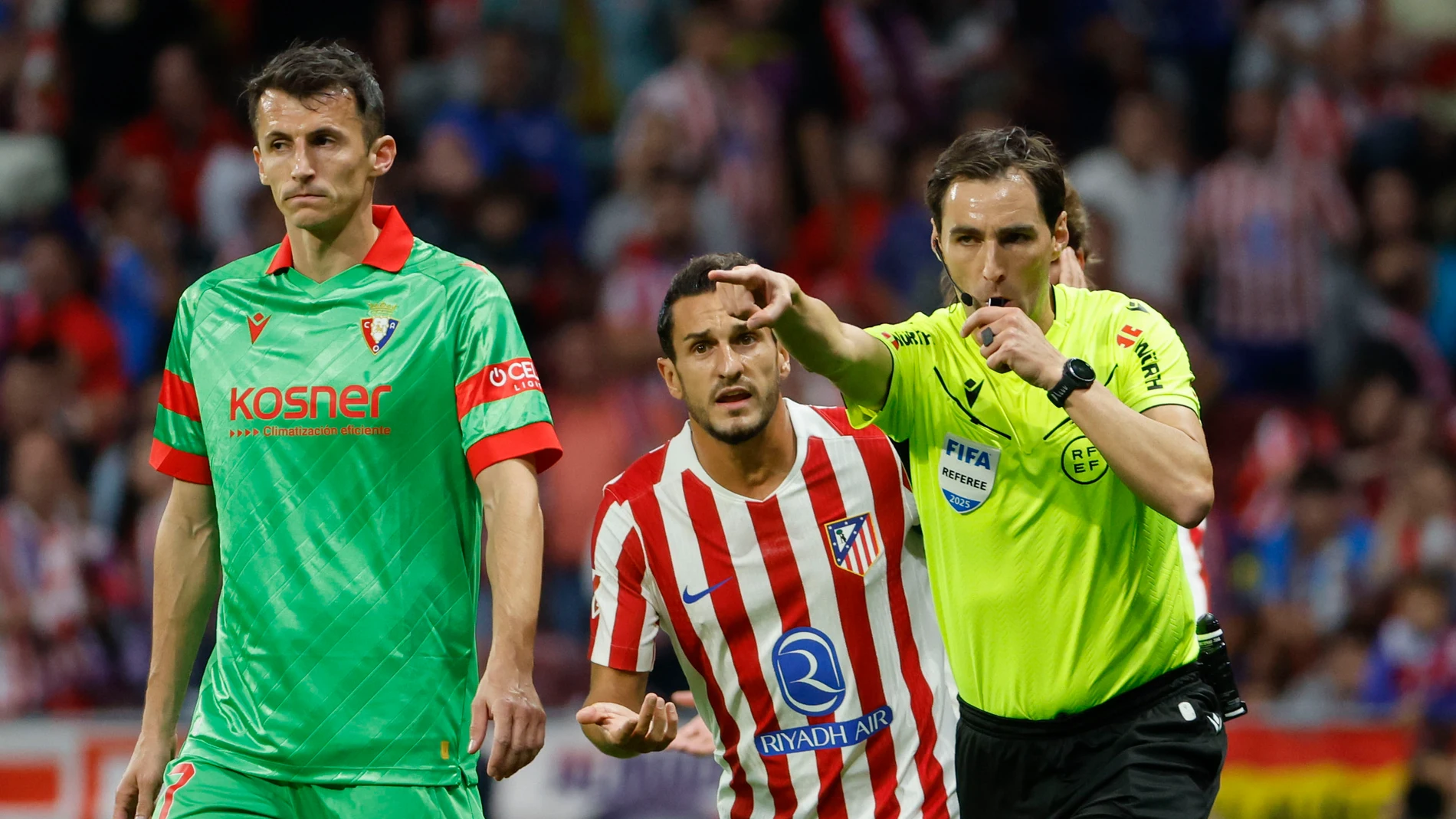 MADRID, 18/10/2025.- El árbitro De Burgos Bengoechea anula el gol de Alex Baena durante el encuentro correspondiente a la jornada 9 de Laliga EA Sports que disputan hoy sábado Atlético de Madrid y Osasuna en el estadio Metropolitano, en Madrid. EFE/Mariscal.